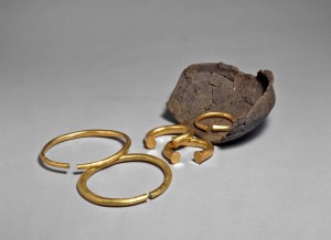 Five Bronze Age gold rings and pot.