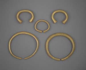 Five Bronze Age gold rings (PAS-833958).