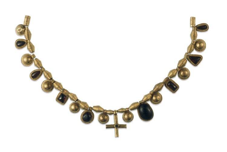 The Desborough necklace, with the pendant cross at the centre.